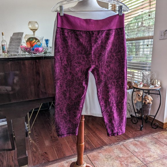 Fabletics Capri Leggings  Sz M - Picture 4 of 12